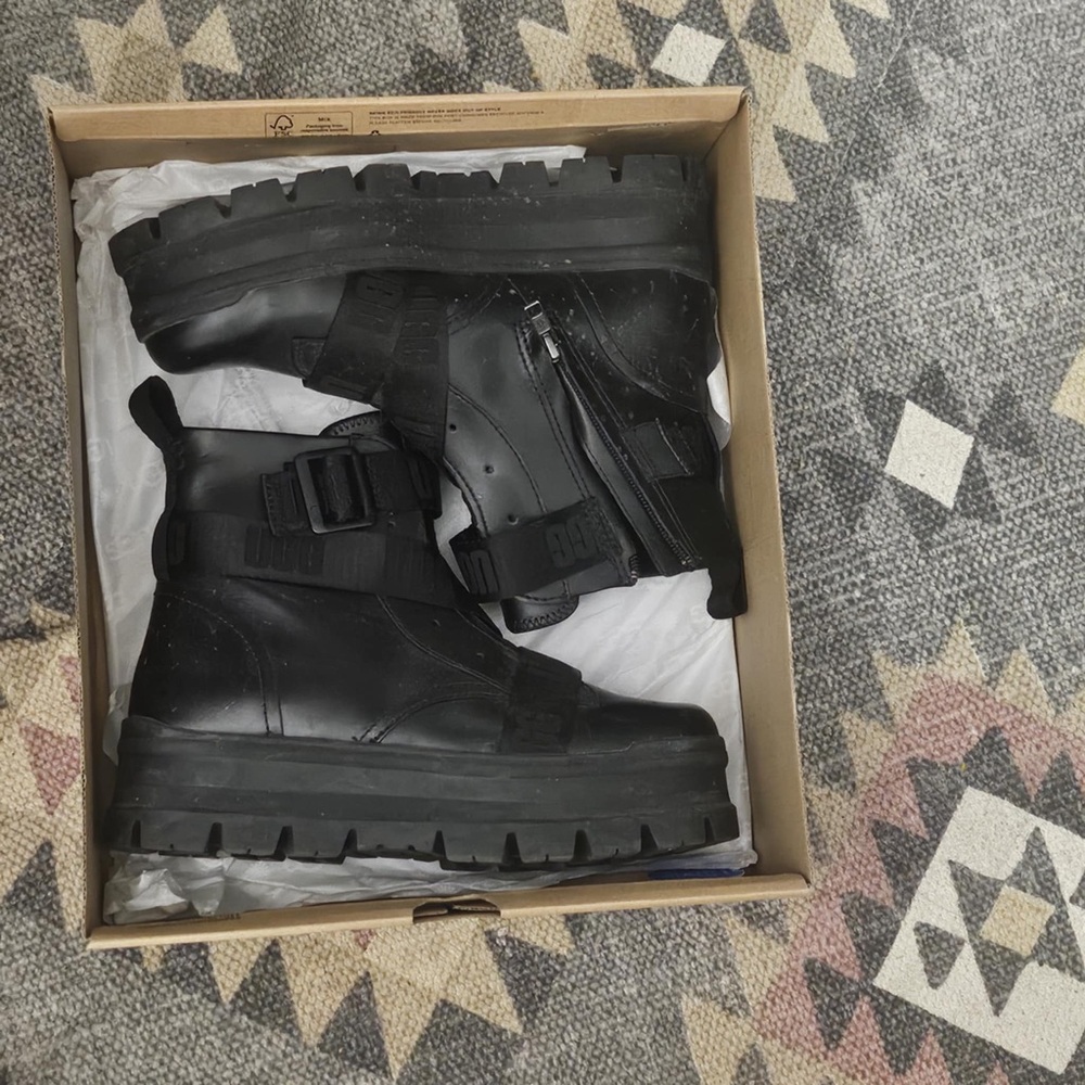 UGG Sid, Black High-Top Boots with Buckle